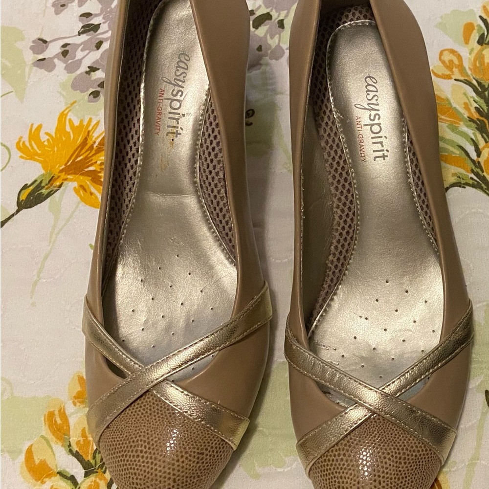 Easy Spirit Women's Beige and Gold Heels